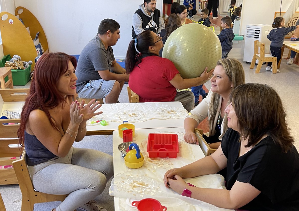 JUNJI_Chile's tweet photo. ✨#VamosAlJardín 
📍En el Jardín Infantil Pedro Merino, de @JUNJI_RM, subse @lagos_lagoss, vice @trivino_m y directora regional @MonicaMoralesSe, comparten junto a las familias y equipos educativos en este inicio de Año Parvulario 2024. Trabajemos por una asistencia permanente.🙌🏻 https://t.co/ZkJcg2iRs5
