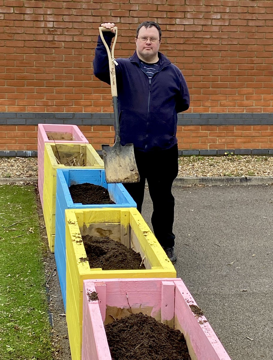 FieryBirdVenue's tweet photo. Thanks to the great volunteers from the @RHSWisley and @SurreyChoices & their Growth Team for filling planters & planting today - 32 Goldsworth Road, Woking, GU21 6JT, next to the Fire Station ๐ผ๐ ๐
#Woking #Surrey #celebratewoking @PhoenixCultural #FieryBird #WeLoveWoking https://t.co/5TMVb0j4gu