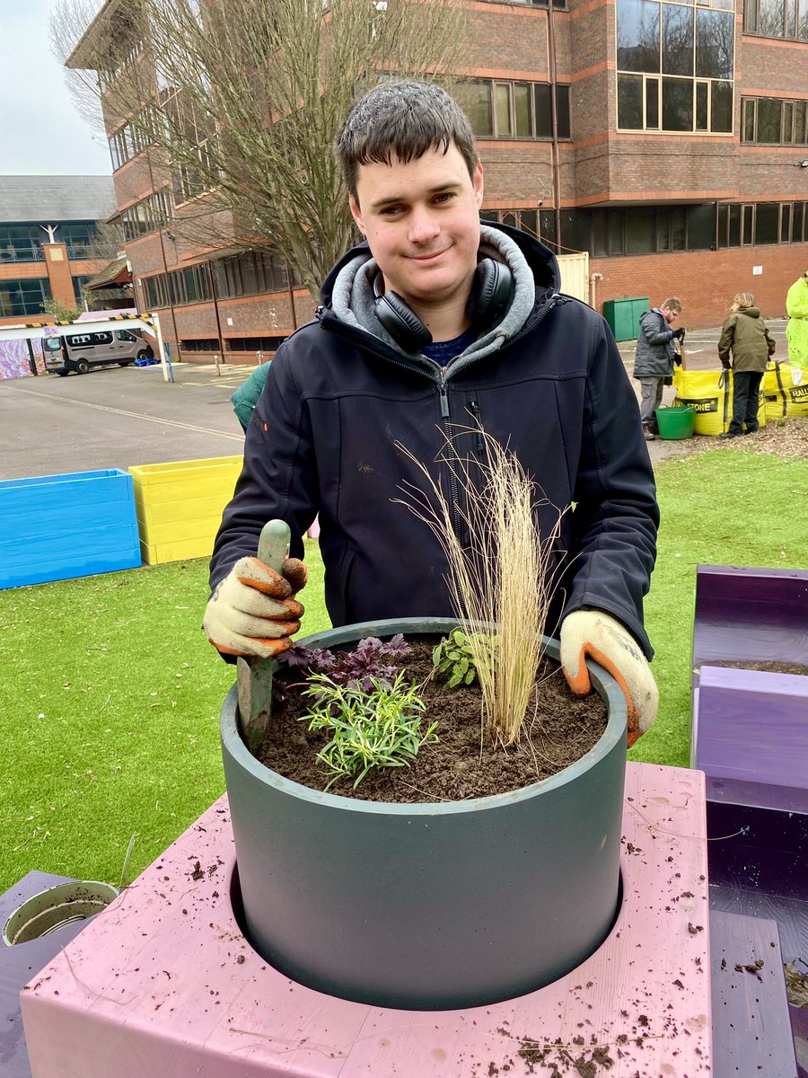 FieryBirdVenue's tweet photo. Thanks to the great volunteers from the @RHSWisley and @SurreyChoices & their Growth Team for filling planters & planting today - 32 Goldsworth Road, Woking, GU21 6JT, next to the Fire Station ๐ผ๐ ๐
#Woking #Surrey #celebratewoking @PhoenixCultural #FieryBird #WeLoveWoking https://t.co/5TMVb0j4gu