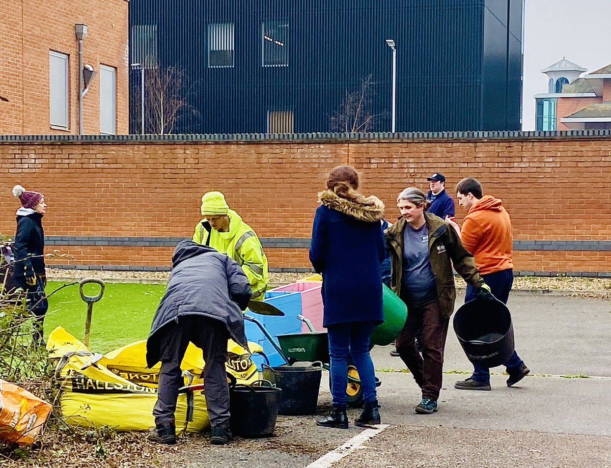 FieryBirdVenue's tweet photo. Thanks to the great volunteers from the @RHSWisley and @SurreyChoices & their Growth Team for filling planters & planting today - 32 Goldsworth Road, Woking, GU21 6JT, next to the Fire Station ๐ผ๐ ๐
#Woking #Surrey #celebratewoking @PhoenixCultural #FieryBird #WeLoveWoking https://t.co/5TMVb0j4gu