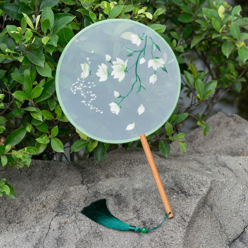 ChineseAura's tweet image. The four renowned embroidery styles in China are Su embroidery, Xiang embroidery, Yue embroidery, and Shu embroidery. 

This #embroideryfan is crafted from double-sided Su embroidery using high-quality silk thread and has a delicate and glossy embroidery surface. 
#handfans