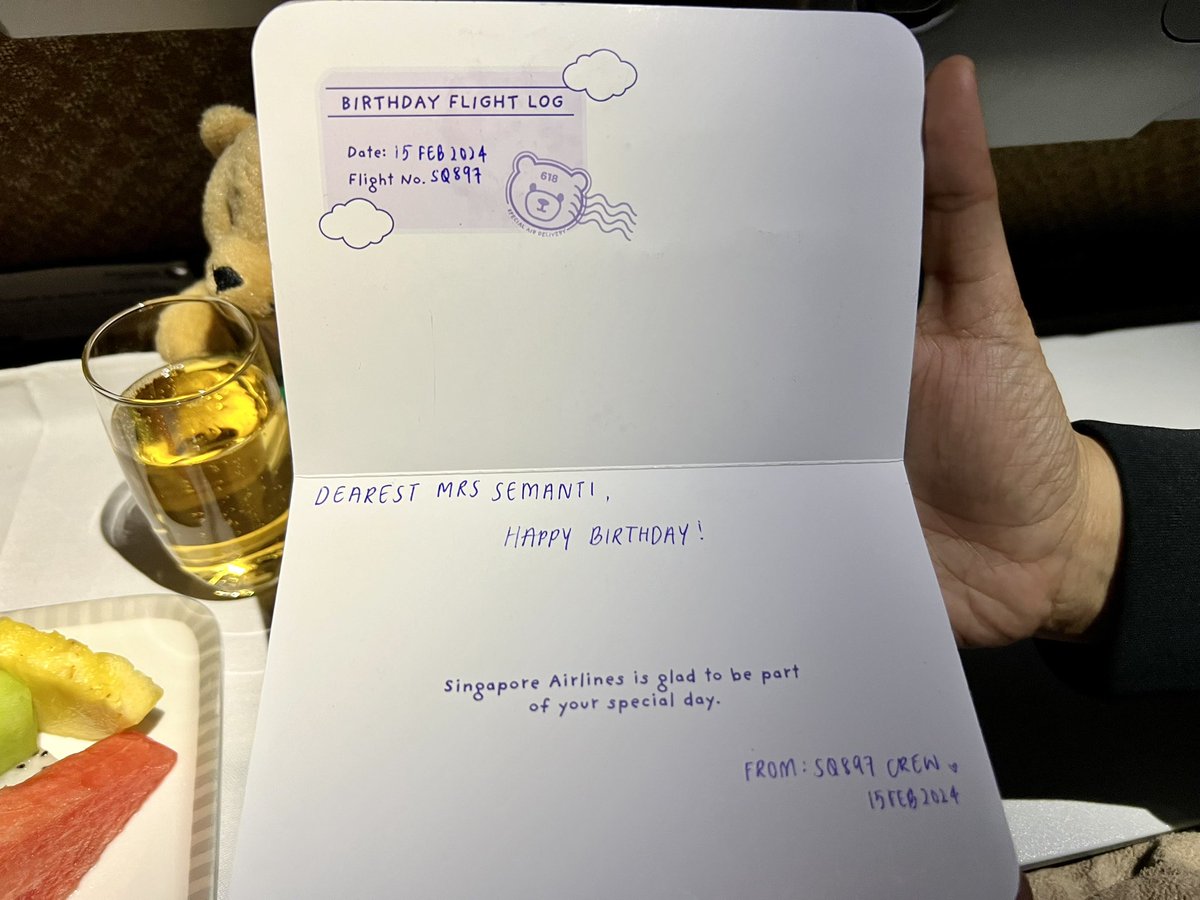 IKanSolo's tweet photo. Shoutout to @SingaporeAir for the incredible surprise birthday celebration for my wife on our flight back from Hong Kong to Singapore (SQ897, Feb 15th, 2024)! Massive thanks to the crew member who made it happen. Truly unforgettable! 🎉✈️ #SingaporeAirlines #SQ897 https://t.co/jtAwyAJzjb