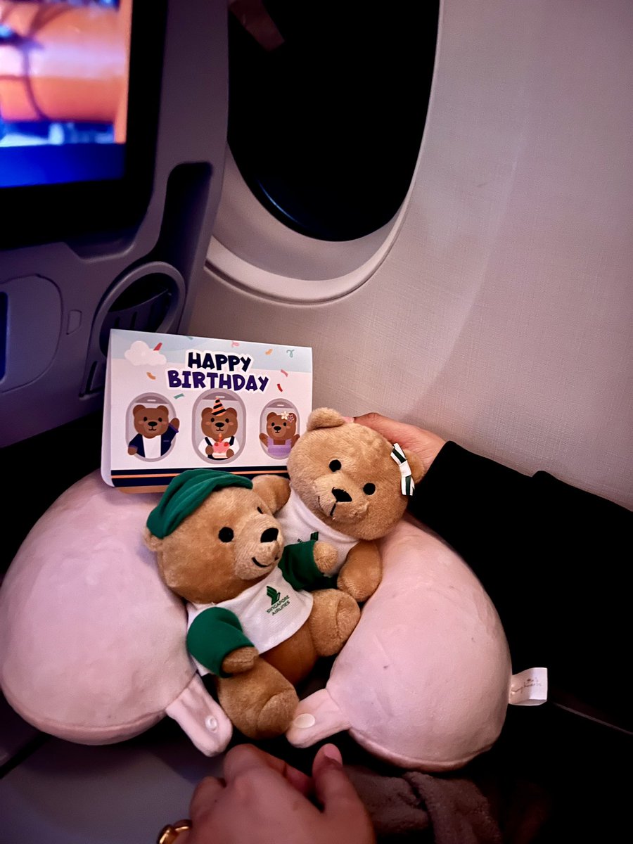 IKanSolo's tweet photo. Shoutout to @SingaporeAir for the incredible surprise birthday celebration for my wife on our flight back from Hong Kong to Singapore (SQ897, Feb 15th, 2024)! Massive thanks to the crew member who made it happen. Truly unforgettable! 🎉✈️ #SingaporeAirlines #SQ897 https://t.co/jtAwyAJzjb