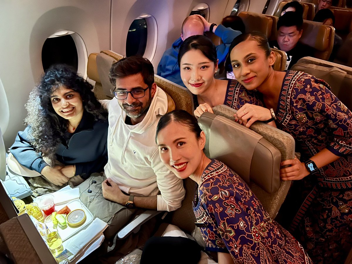 IKanSolo's tweet photo. Shoutout to @SingaporeAir for the incredible surprise birthday celebration for my wife on our flight back from Hong Kong to Singapore (SQ897, Feb 15th, 2024)! Massive thanks to the crew member who made it happen. Truly unforgettable! 🎉✈️ #SingaporeAirlines #SQ897 https://t.co/jtAwyAJzjb