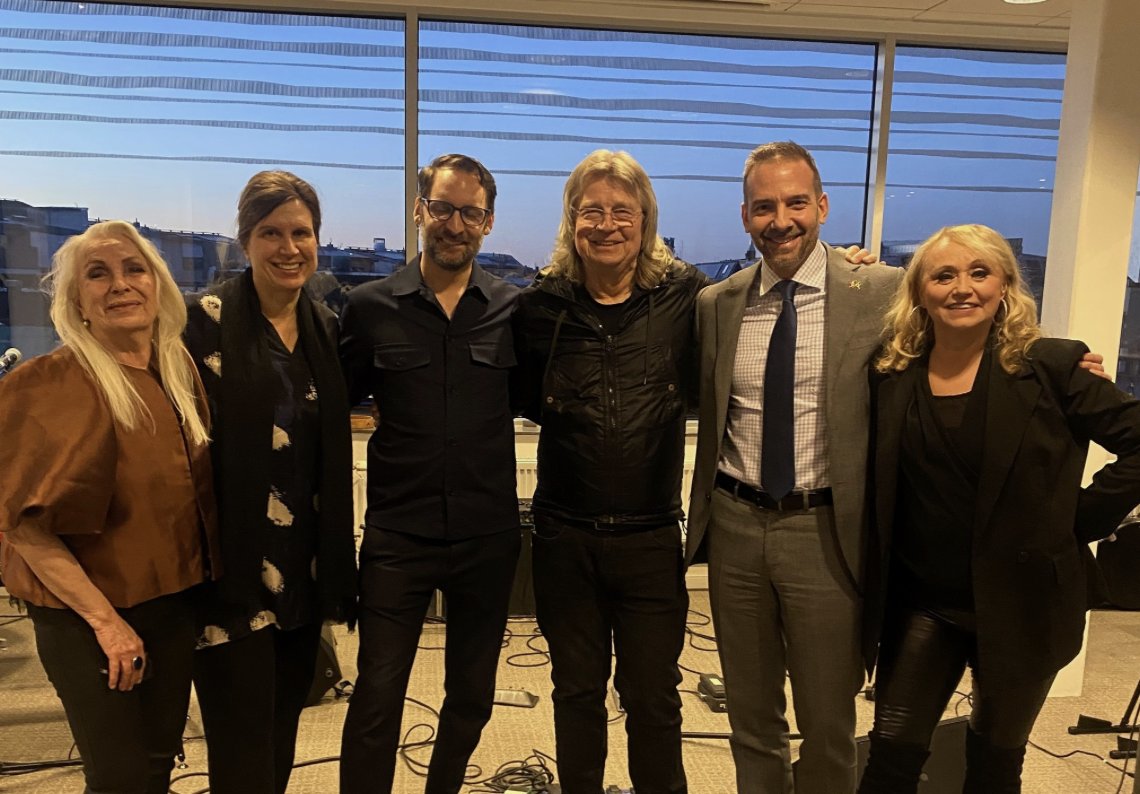 Tack för en jättefin minikonsert på @CanadaSweden igår.🇨🇦🇸🇪Här: Marie Bergman, Signe Burgstaller (Sveriges ambassadör i Kanada) Jonas Gideon, undertecknad, Jason LaTorre (Kanadas ambassadör) o Nanne Grönwall.
På söndag är Jonas o jag på utsåld konsert på Berga teater, Åkersberga.