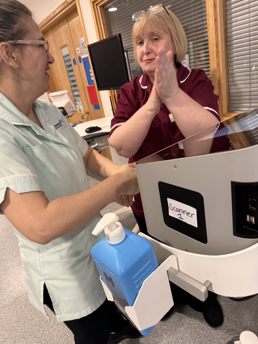Great work with @AMUBradford4 using the Semmelweis hand hygiene scanner! 👏🏼#NoGrubbyPaws 🐾 @BTHFT_EFandCE @BTHFT @RDISolutions @RosmarieDobson