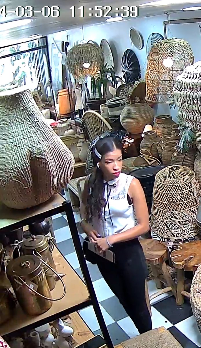 Pablo_AS's tweet image. Ojo con esta persona robando en una tienda de Alonso de Córdova. Favor difundir!