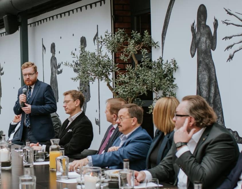 THINKTANK (@thinktankpl) on Twitter photo W ubiegły czwartek przy współpracy z <a href="/AccenturePolska/">Accenture Polska</a> odbyło się spotkanie przedstawicieli branży finansowej z wiceministrem cyfryzacji <a href="/DStanderski/">Dariusz Standerski</a>. Wydarzenie zrealizowaliśmy w ramach Executive Dialogue. Moderatorką spotkania była <a href="/M_Bonikowska/">@MBonikowska</a>. W ubiegły czwartek przy współpracy z <a href="/AccenturePolska/">Accenture Polska</a> odbyło się spotkanie przedstawicieli branży finansowej z wiceministrem cyfryzacji <a href="/DStanderski/">Dariusz Standerski</a>. Wydarzenie zrealizowaliśmy w ramach Executive Dialogue. Moderatorką spotkania była <a href="/M_Bonikowska/">@MBonikowska</a>.