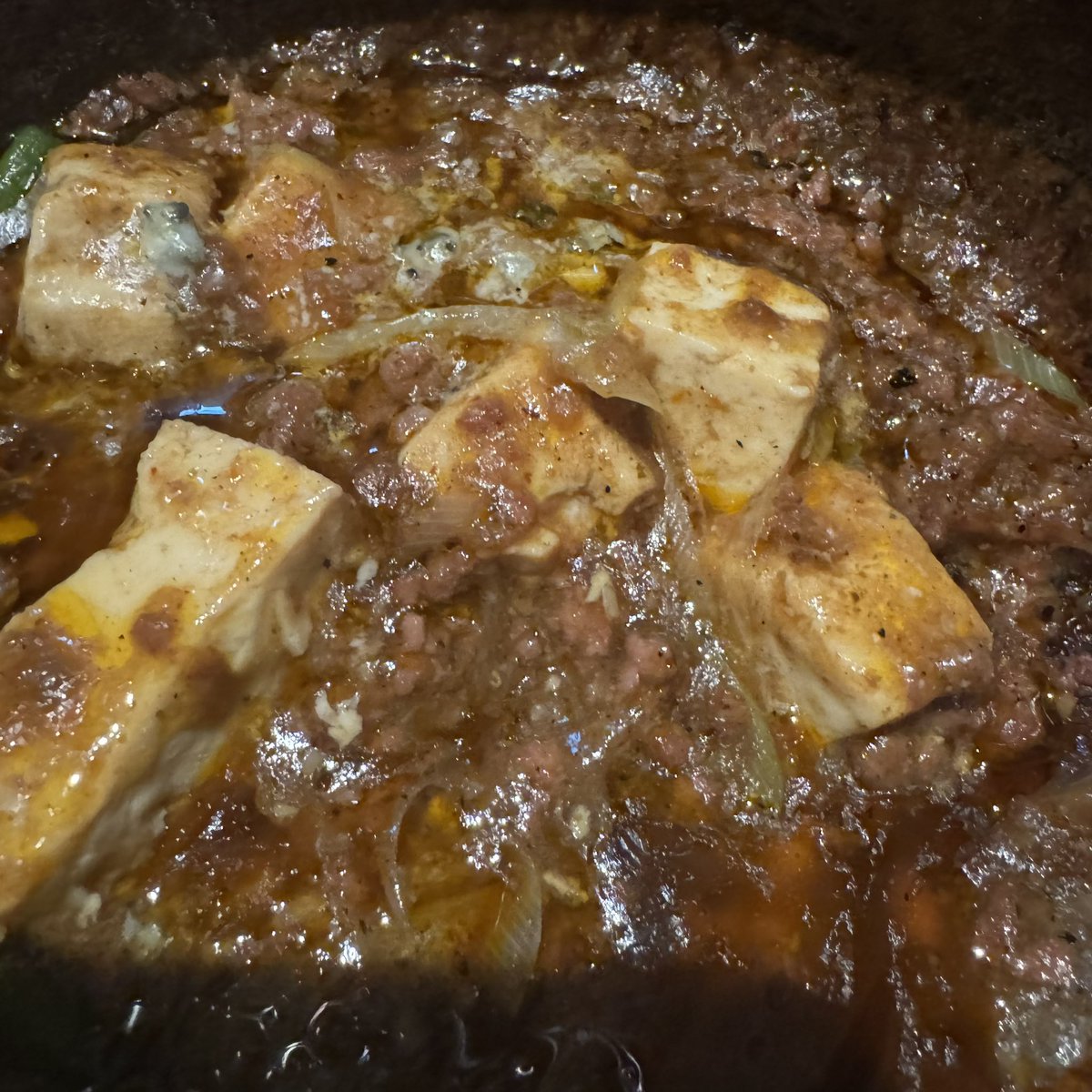 michypro's tweet photo. 食べかけの麻婆豆腐ですいません。久しぶりに衝撃的に美味しい麻婆豆腐に出会いました。DADAIの麻婆豆腐はブルーチーズが入ってます。常連の店だけど初めて食べたら最高すぎた。もうすでにまた食べたい。これとハイボールだけでしばらくいい。
#DADAI https://t.co/KkNcRkCYcL
