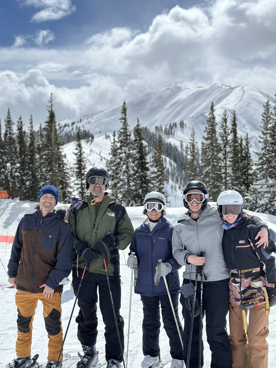 Amazing day skiing Aspen back bowls with some #jwst astronomical juggernauts. @ENelsonAstro, D. Calzetti, A. Pope, and JD Smith. @AspenPhysics