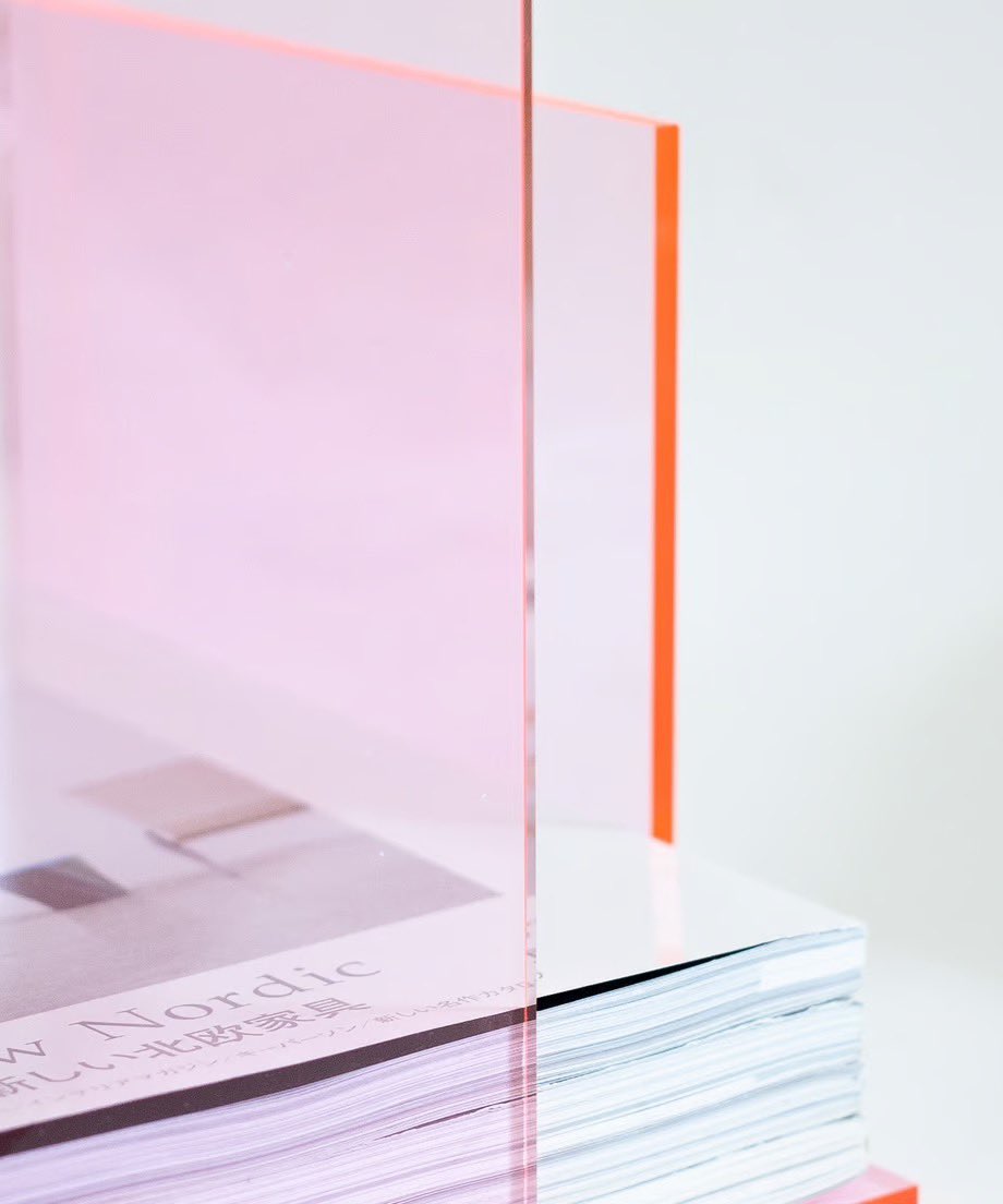 デザインレーベル「かたがみ」のMagazine Rackがいいんだよな。床とか棚に適当に置きたい気分にぴったりなプロダクト。アクリルだから背が透け、ちゃんと雑誌を主張しつつも、普通のマガジンラックより雑誌が主体すぎないデザイン。紙の束の重さも感じるが軽さや抜けがある。
katagami-itten.stores.jp/items/6595165c…