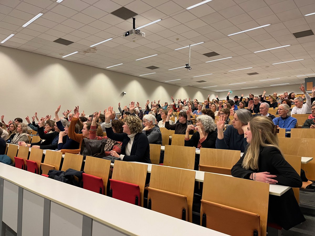 Nagenieten van alweer een leuke publieksacademie: gisteravond gingen Brenda Mathijssen, Daan Raemaekers, Pieter Kranenburg en Leonie Sinnema met de zaal in gesprek over de dood. Wil je er de volgende keer ook bij zijn? ➡ rug.nl/rcs/publieksac…