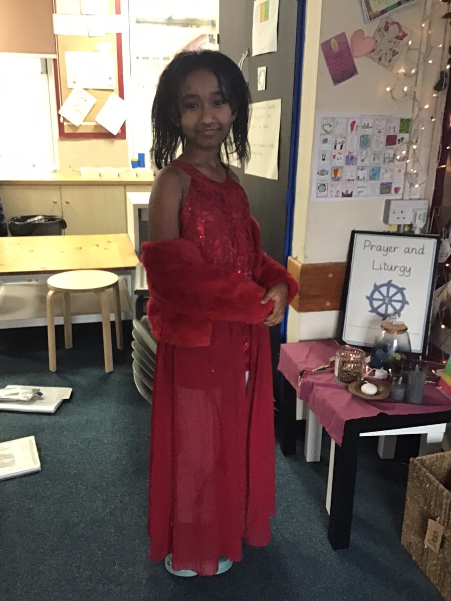 Can you guess what word we are dressed as today? 👑🌌👗 <a href="/STC_BookChat/">STC_BookChat</a> #WorldBookDay