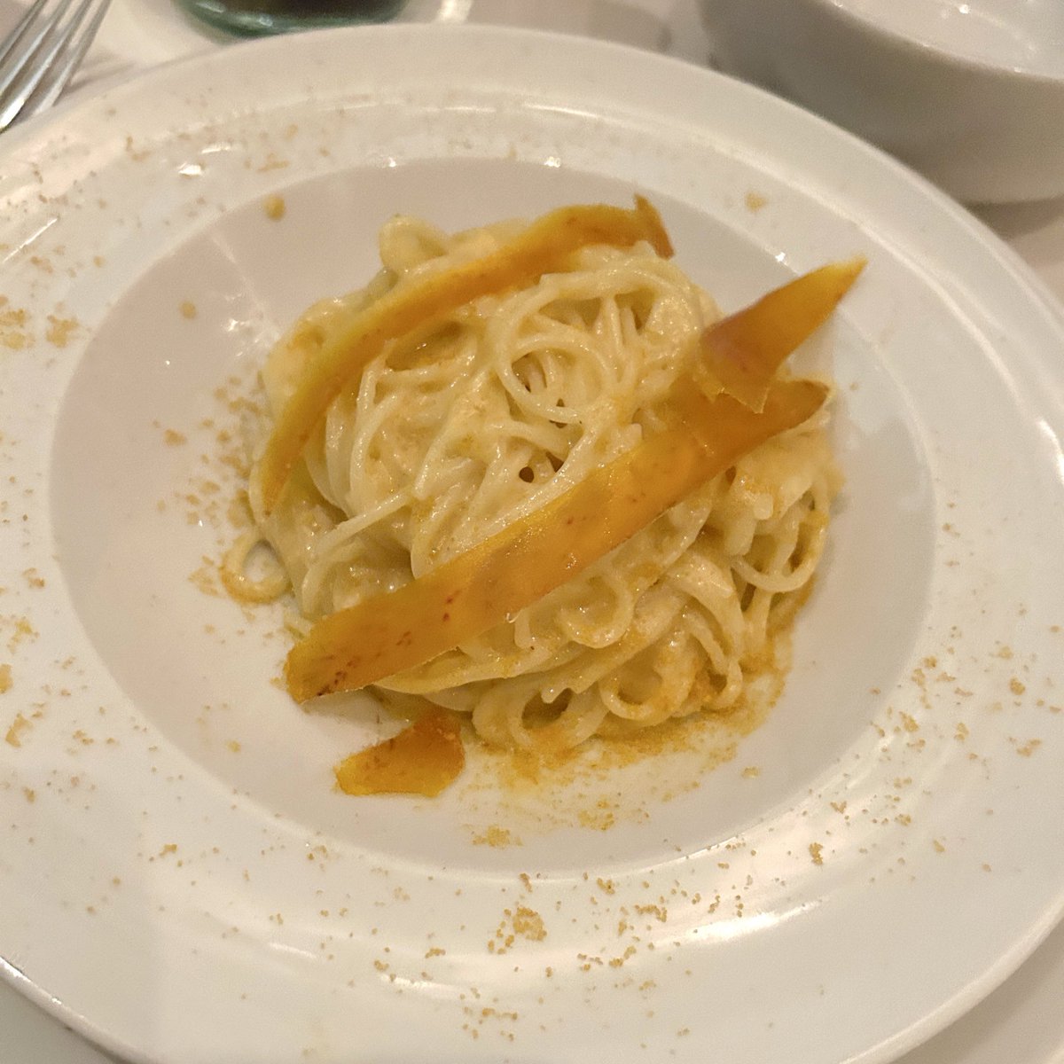 📍Olivomare
Victoria駅にあるイタリアンレストラン。名物のカラスミパスタはクリーミーで、パウダー以外にスライスも載っているのでかなり堪能しました。2枚目はウニのディップ的なもので、これがとんでもなく美味しかったです。濃厚旨味尽くしだったのでボディ強めのサルディーニャの白と共に🍾