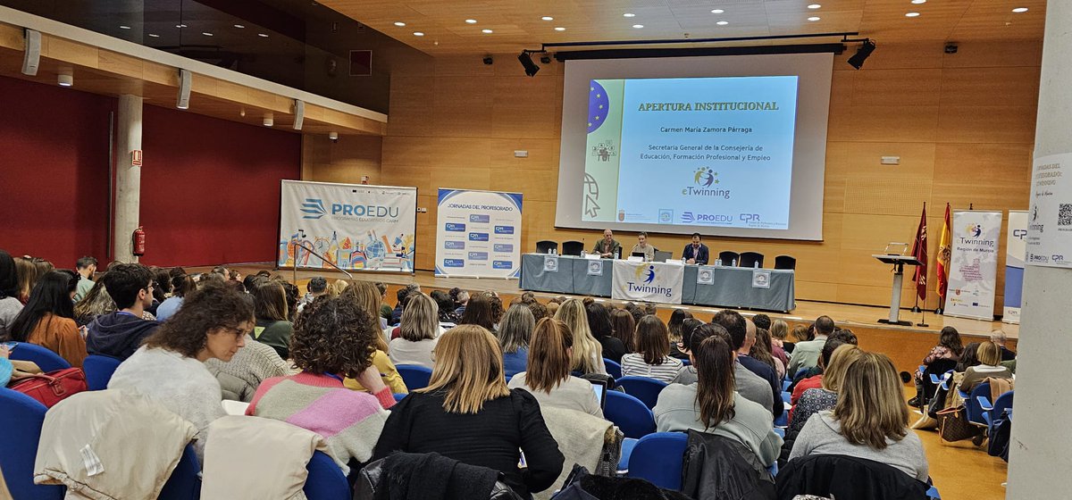 Educarm's tweet photo. Más de 200 docentes participan en la jornada #eTwinning que promueve el intercambio y la colaboración entre centros europeos.

Centros educativos de la #RegióndeMurcia muestran proyectos innovadores sobre colaboración internacional, creatividad artística, formación profesional, sostenibilidad ambiental e integración de la música en el aprendizaje.

#educacion 

🔗⬇️
https://t.co/UexDlLypo8
