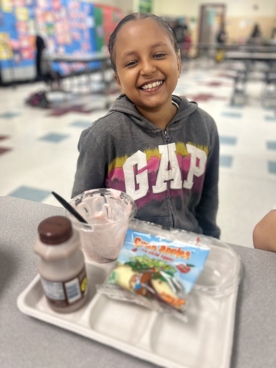 Fueling young minds for success! 📚🍎 Happy National School Breakfast Week! Let's celebrate the importance of a nutritious start to the day. #NSBW23 #BrooksBees 🐝 @ACPSk12 @ACPSNutrition