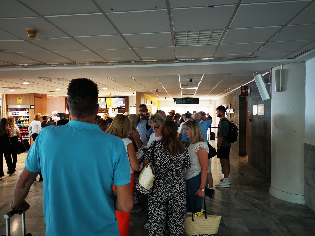 rubberball's tweet photo. Welcome to the queue for the #britishairways executive lounge @LanzaroteAirprt. Aparantly it's full and not letting anyone in. What's the point of paying business class for this shambles https://t.co/f0p72y9gJY