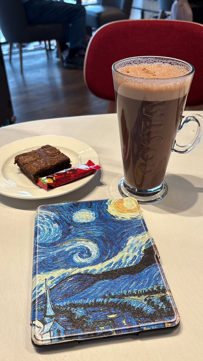 The school where I was meant to be teaching this afternoon cancelled me for #WorldBookDay so it’s a Costa date with my Kindle - just how it should be 🤓 cr: Labyrinth by Kate Mosse 📚#BookTwitter