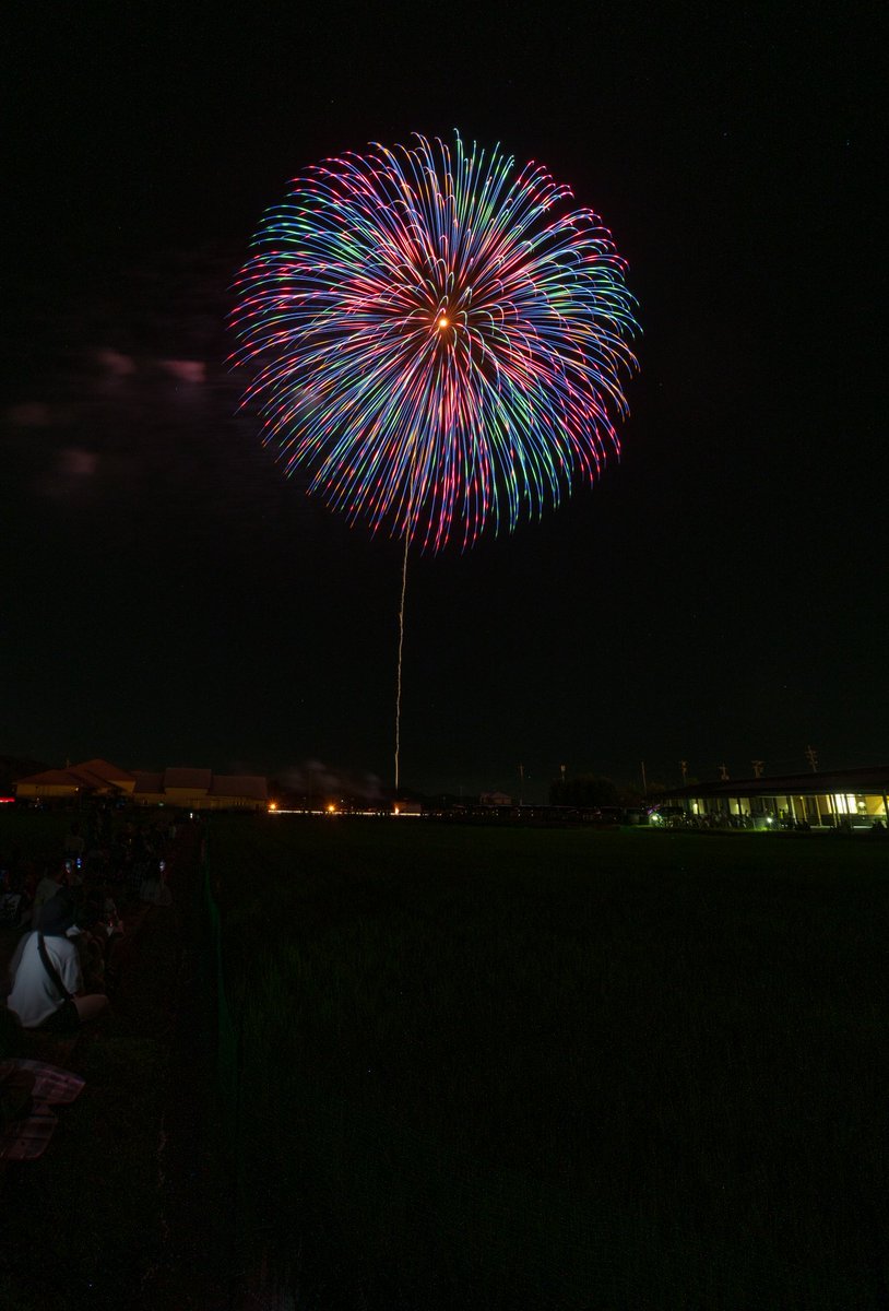 おいも花火がRTされてなにごとかと思ったら、星に出たのね

金田さんは熊本でぶいぶいいわせてる花火屋さんで、わたし的には夏の泗水が絶対的推し現場。

#金田花火