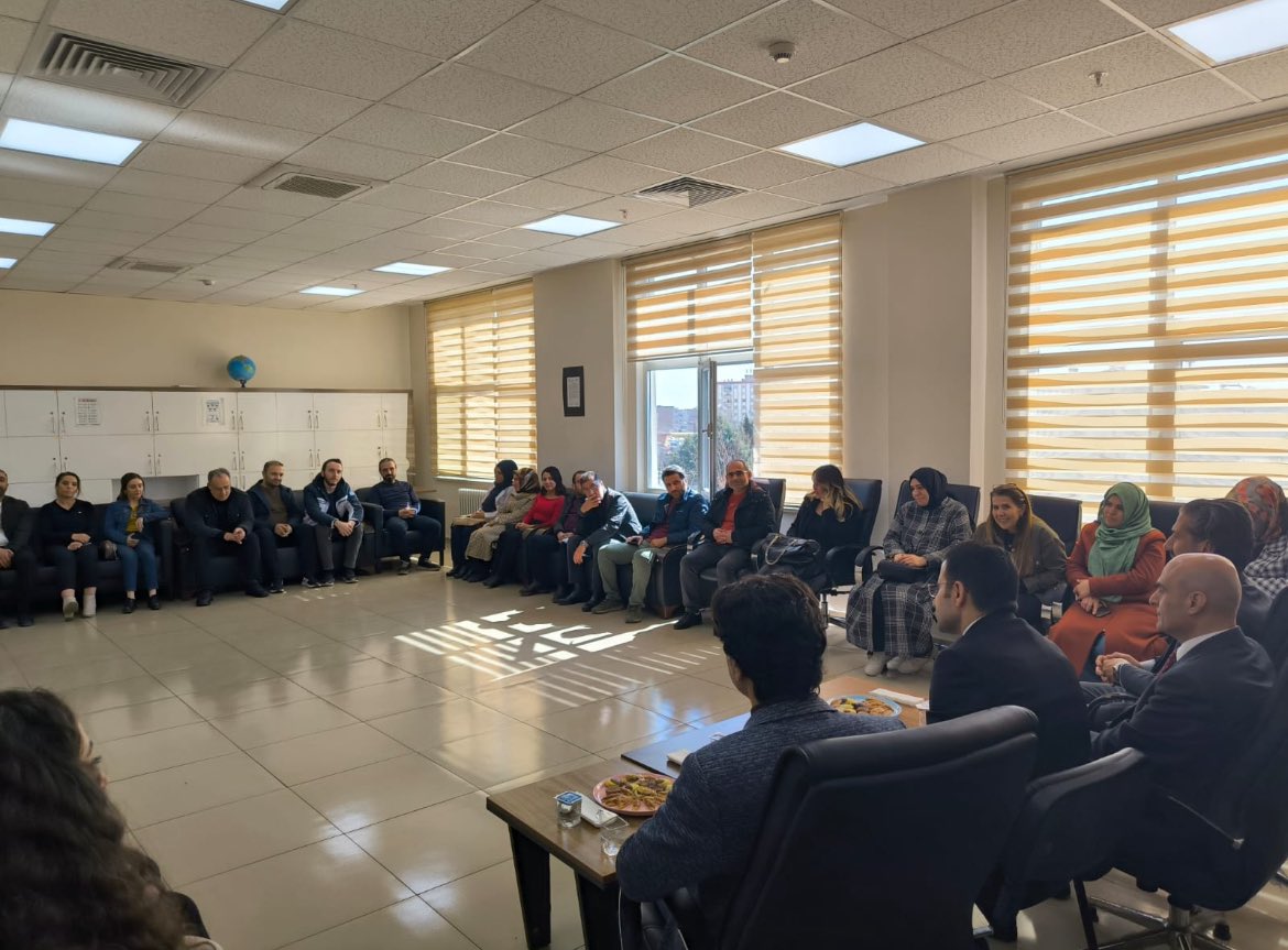 DyrbkrKIHL's tweet photo. İlçe Kaymakamımız Sayın İsmail Pendik , İlçe Milli Eğitim Müdürümüz Sayın Fikret Elaltuntaş ile birlikte okulumuzu ziyaret ederek öğrenci ve öğretmenlerimiz ile sohbet ettiler..Nazik ziyaretleri için teşekkür ederiz.

@dbakirvalilik 
@BaglarKaymakam 
@BaglarMEM21 
@Diyarbakirmem https://t.co/VDPpjS8CV9