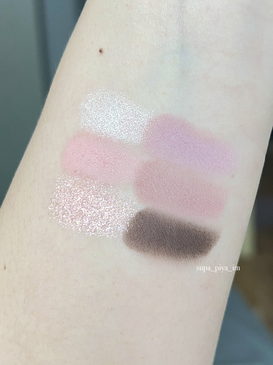supa_piya_im's tweet photo. น่ารักมาก ซื้อมาไม่ผิดหวัง มาปาดแบบเร็วๆให้ดูกัน ￼2an BETTER ME EYE PALETTE สี Misty โทนสีออกไปทางม่วงตุ่นๆ อยากบอกว่า pigment ไม่ใช่เล่นๆเลยนะ สีชัด กลิตเตอร์สวย ไม่ได้ม่วงจ๋าหรือติดพาสเทลจนใช้ยาก ใครชอบงานตาคูลโทนห้ามพลาดจริงๆ นี่ว่าจะไปซื้อเบอร์อื่นเพิ่มด้วย แบรนด์ทำถึงสุด https://t.co/sqCsQ1OIuj