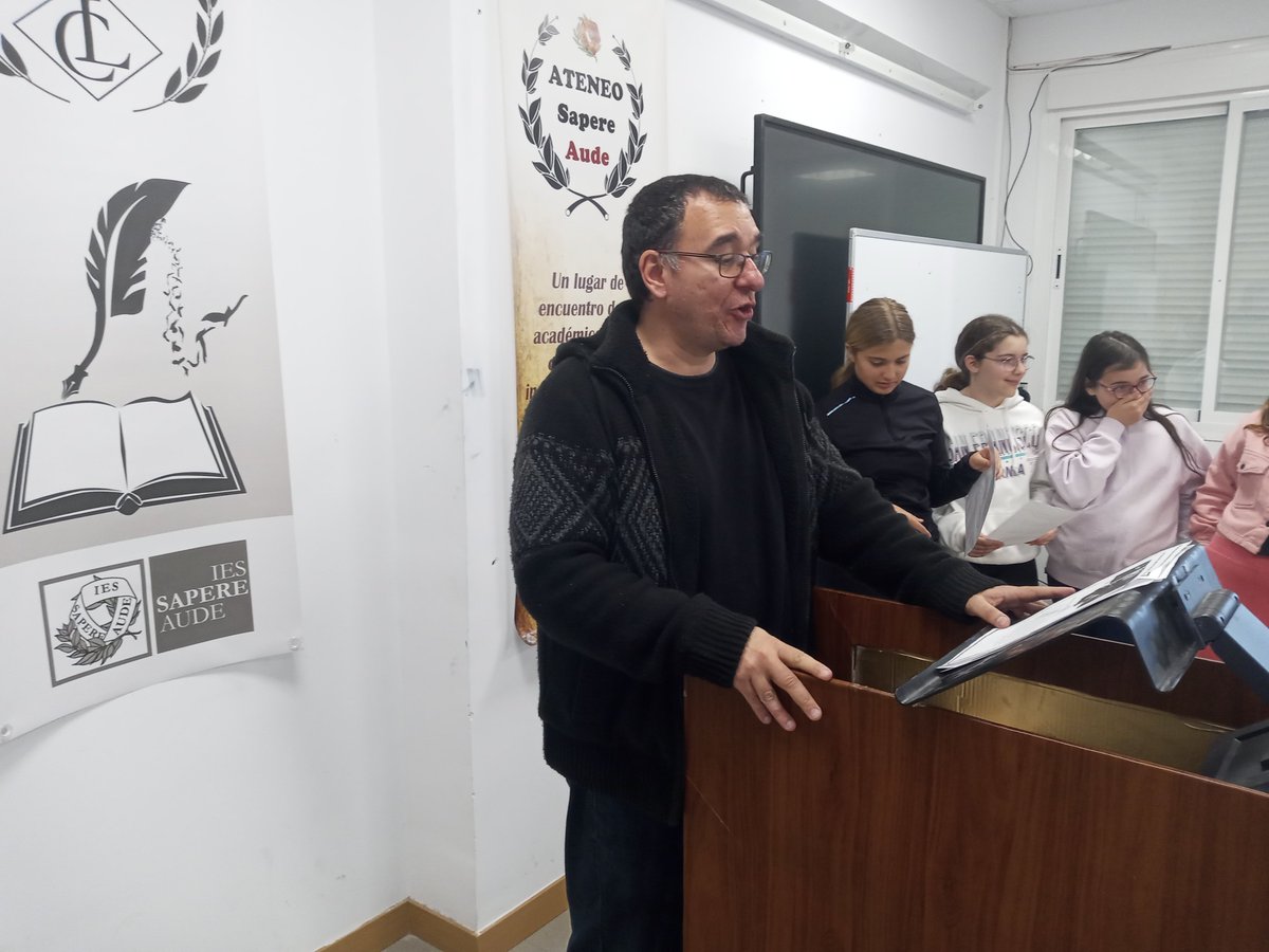 iessapereaude's tweet photo. Hoy ha tenido lugar otra fabulosa sesión del #ClubdeLecturadelSapere en la que han conferenciado Susana Cabezas, Denis Irimia, Elena Zubillaga, Carolina de la Vega, Valeria Hernández, Diego Vadillo Aruca Torregrosa y David Méndez.
#IESSapereAude 
Imágenes: (c) #IESSapereAude https://t.co/bFjAgyMP04