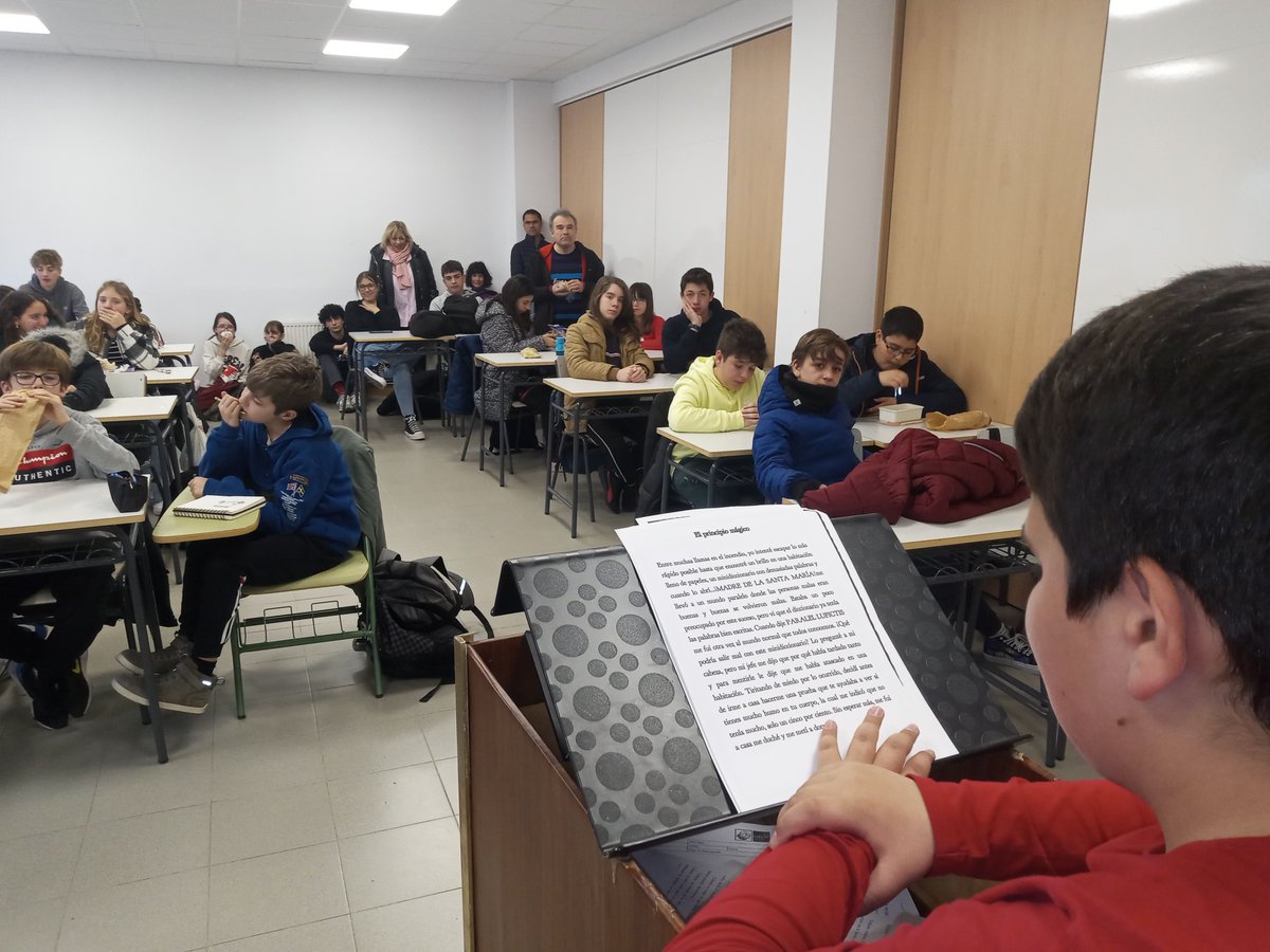 iessapereaude's tweet photo. Hoy ha tenido lugar otra fabulosa sesión del #ClubdeLecturadelSapere en la que han conferenciado Susana Cabezas, Denis Irimia, Elena Zubillaga, Carolina de la Vega, Valeria Hernández, Diego Vadillo Aruca Torregrosa y David Méndez.
#IESSapereAude 
Imágenes: (c) #IESSapereAude https://t.co/bFjAgyMP04