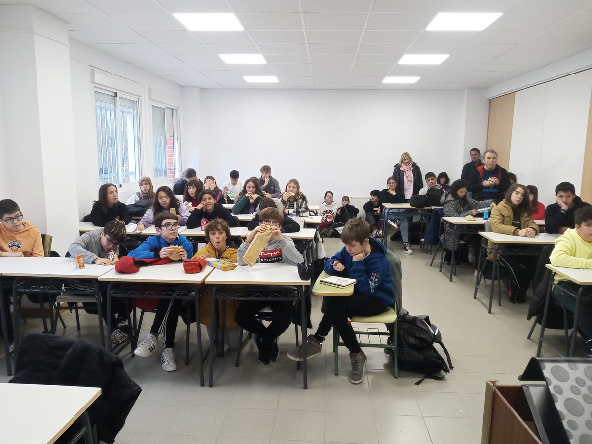 iessapereaude's tweet photo. Hoy ha tenido lugar otra fabulosa sesión del #ClubdeLecturadelSapere en la que han conferenciado Susana Cabezas, Denis Irimia, Elena Zubillaga, Carolina de la Vega, Valeria Hernández, Diego Vadillo Aruca Torregrosa y David Méndez.
#IESSapereAude 
Imágenes: (c) #IESSapereAude https://t.co/bFjAgyMP04