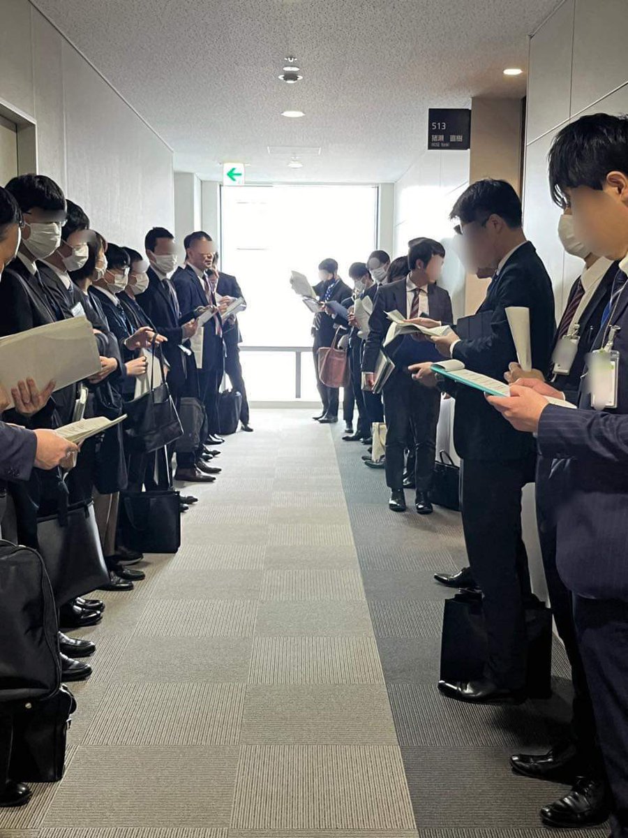 inosenaoki's tweet photo. 南海トラフ確率80%という予測は水増しされた非科学的なものであり国土強靭化予算が偏って使われてきた（二階前幹事長の和歌山県など）ことを明らかにし、いっぽうで熊本地震や能登地震のような活断層型への注意が逸らされてきた事実を示すつもりです。
　参院予算委、猪瀬の質疑は15時26分から16時7分まで。
　質問通告の中身がシビアなので総理答弁等のために513号室（猪瀬事務所）の前は役人の人だかり。