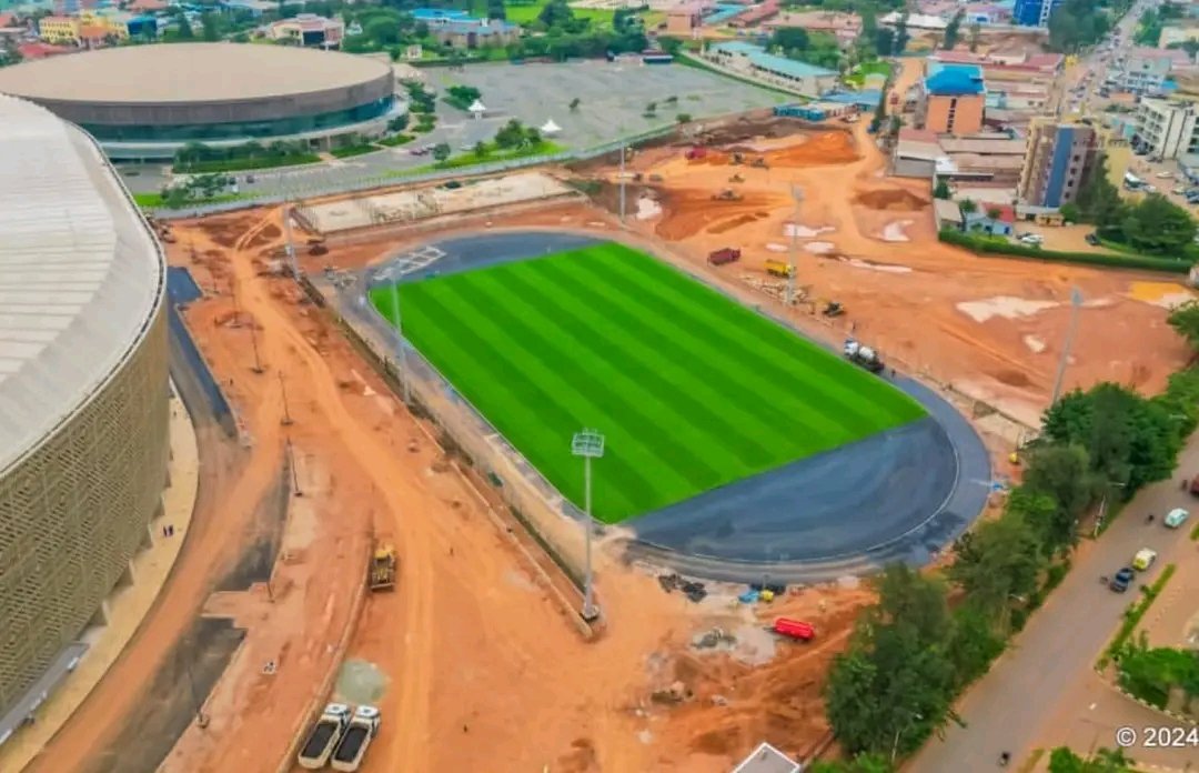 AMAHORO NEW STADIUM 🇷🇼

The 45,000 seater capacity will be unveiled in a couple of months to become the first international stadium that fulfills World Football Association(FIFA) rankings. 

PS @zniyonkuru Yabwiye @bbfmumwezi Ko iyi stade abayubaka bagomba kuba bayishoje…