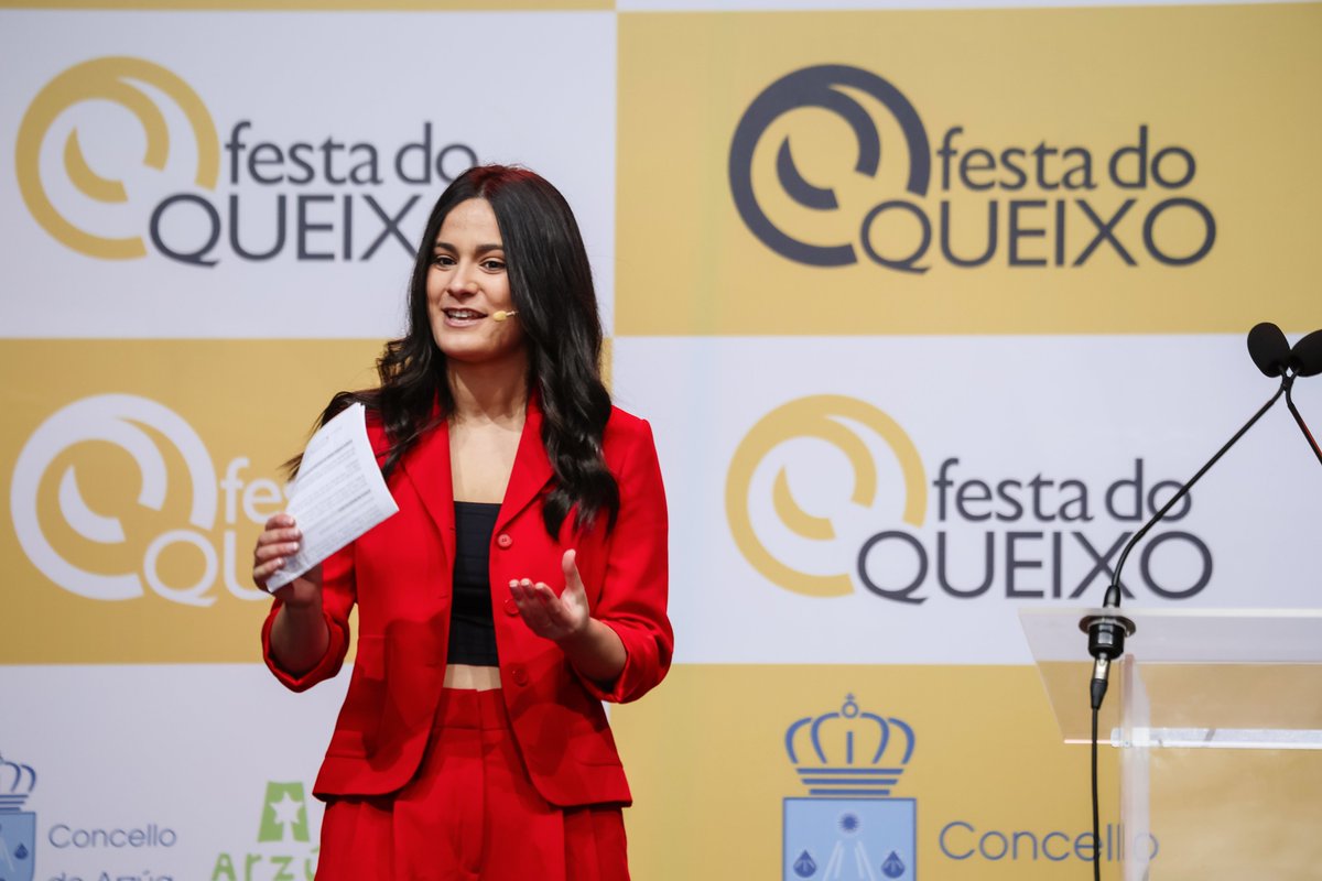 festaqueixo's tweet photo. 𝗚𝗿𝗮𝘇𝗮𝘀 por este segundo ano, Alejandra. Polo traballo e tan boa presentación dos actos e do pregón 💛
@alejandrabtojo 
#fotospregon #queixeando #inauguración #queixo2024 
@concellodearzua https://t.co/9KjAWtcCdV