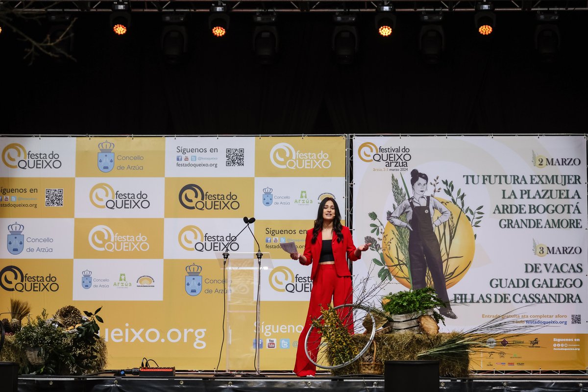 𝗚𝗿𝗮𝘇𝗮𝘀 por este segundo ano, Alejandra. Polo traballo e tan boa presentación dos actos e do pregón 💛
<a href="/alejandrabtojo/">Alexandra B. Tojo</a> 
#fotospregon #queixeando #inauguración #queixo2024 
<a href="/concellodearzua/">Concello de Arzúa</a>