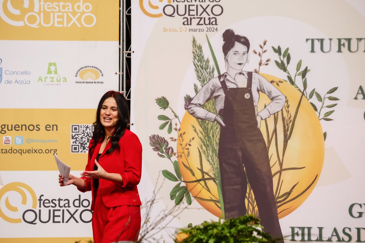 festaqueixo's tweet photo. 𝗚𝗿𝗮𝘇𝗮𝘀 por este segundo ano, Alejandra. Polo traballo e tan boa presentación dos actos e do pregón 💛
@alejandrabtojo 
#fotospregon #queixeando #inauguración #queixo2024 
@concellodearzua https://t.co/9KjAWtcCdV