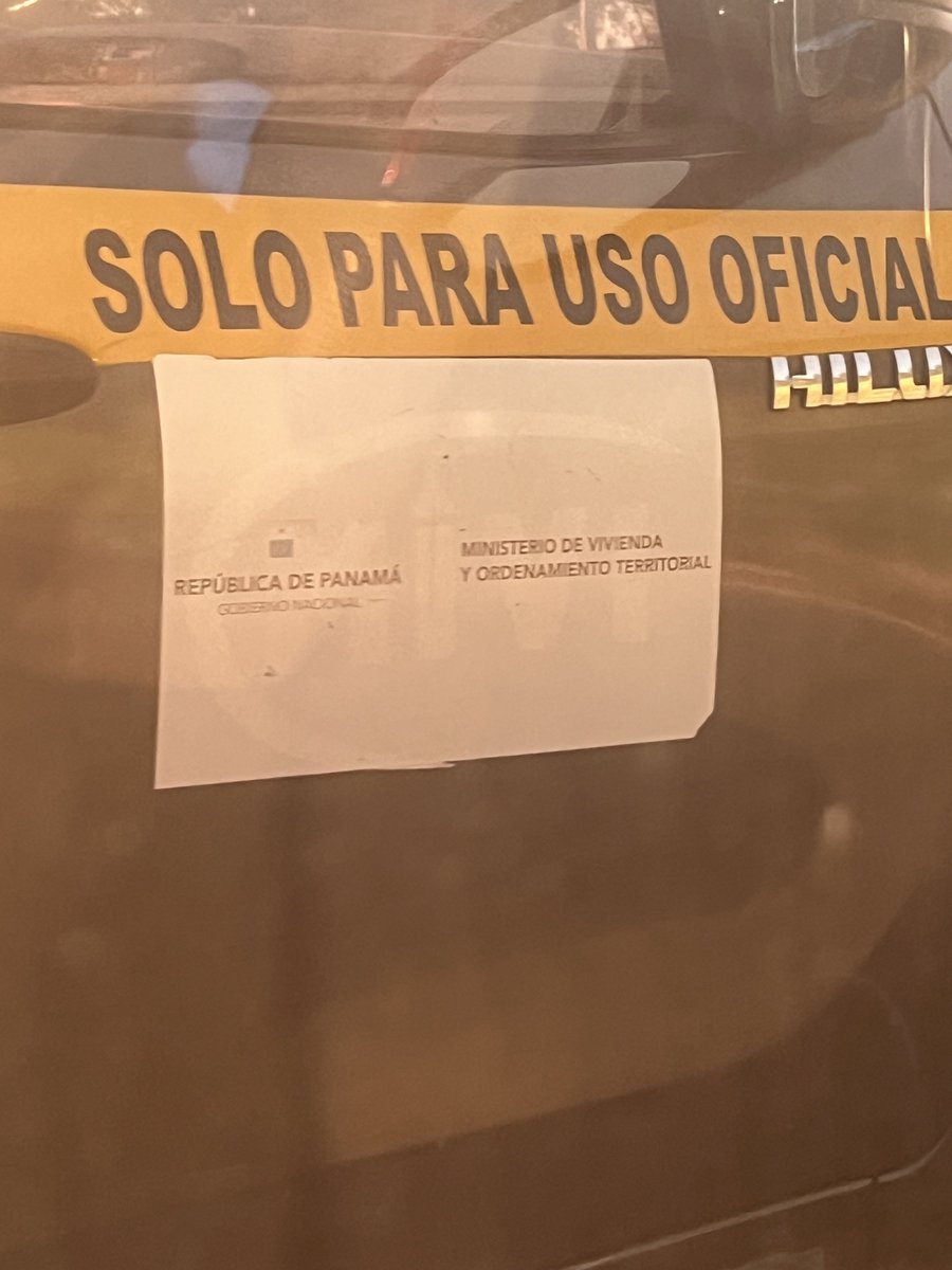 AlexanderL1086's tweet photo. Carros oficiales sin placa, manejando desordenado, por el hombro y altas velocidades. @MIVIOTPma 🙌🏻 @ATTTPanama @ProtegeryServir y no va a pasar nada!!!!! https://t.co/xiCGjQp1YW