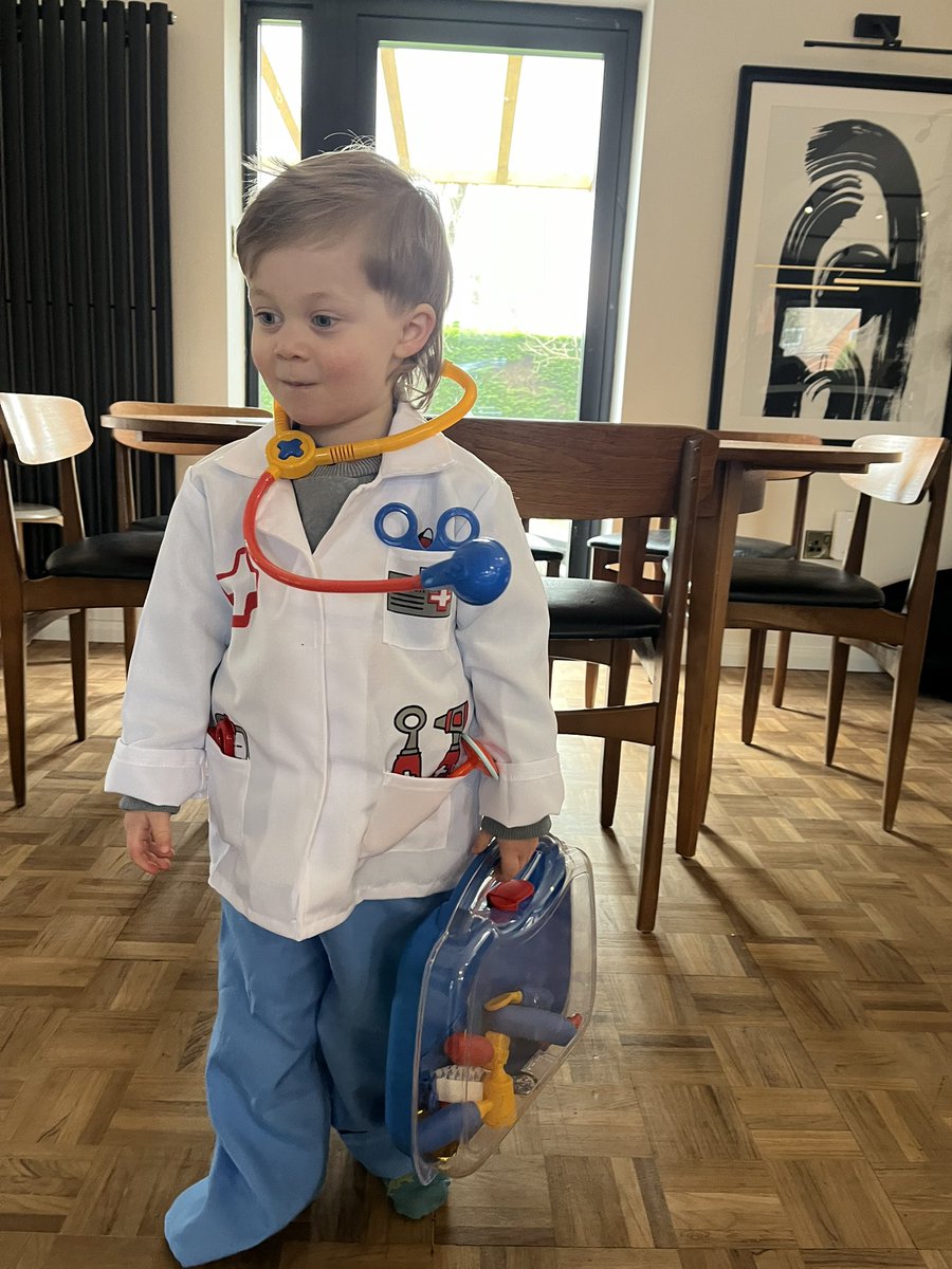 8.40am change of character #WorldBookDay2024 
 🐛➡️ ❌ 
👨‍⚕️ ➡️✅

Luckily a bookshelf full of 📚 feat. drs inc a firm family fave ‘Zog and the Flying Doctors’ though I didn’t have the resources to add a last minute flying dragon in the mix 🤦🏻‍♀️
 THIS matters worldbookday.com/2023/03/this-w…