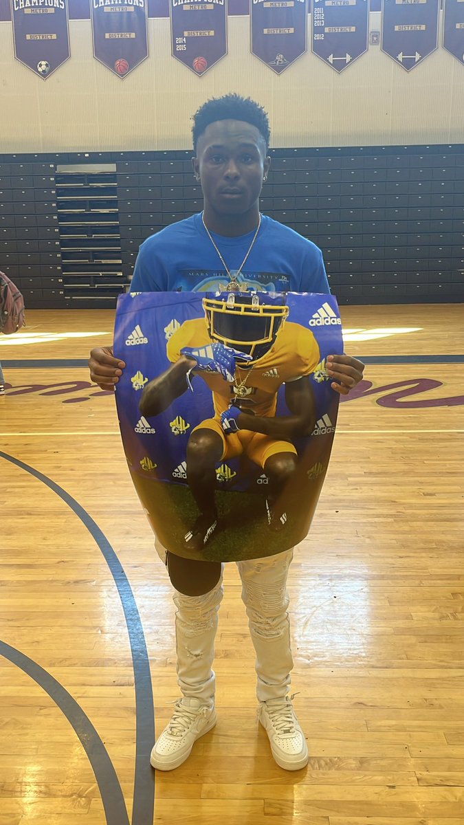 CoachGator1's tweet photo. CONGRATULATIONS… I’m proud of &amp; happy to see yall get the opportunity at the next level, I enjoyed coaching and creating memories with you all from our highs to our lows and now on to the next chapter of this journey GO TAKE ADVANTAGE… Love yall boys &amp; Im here for it all🤞🏾🤟🏾 https://t.co/5VXiNt0GBT
