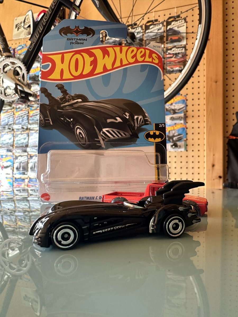 hi73_32's tweet photo. コレ、好きかもなぁ…
#hotwheels
#ホットウィール
#batman 
#バットマン https://t.co/vJ9i8SPBcY