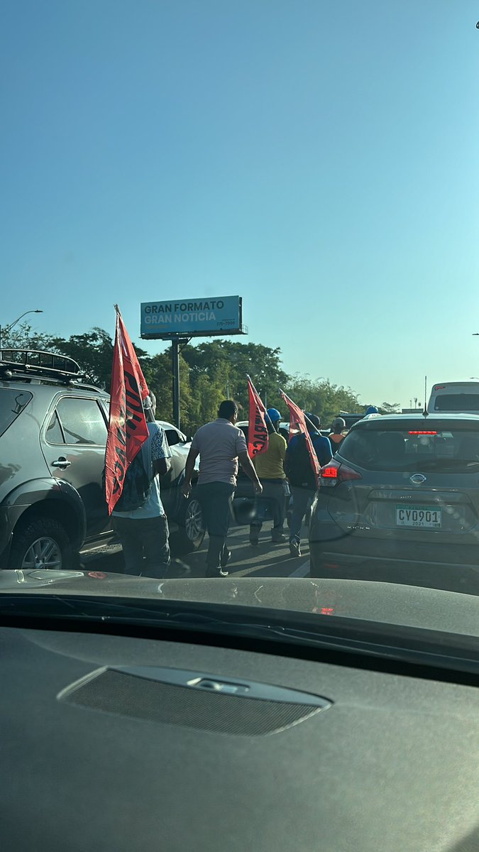 Camino al aeropuerto, seguramente perderé el vuelo gracias al SUNTRACS. ¿Cuántas citas médicas, compromisos de trabajo, niños en colegiales, urgencias, etc? En un país serio esta gente estaría presa, pero bueno, dije en un país serio.