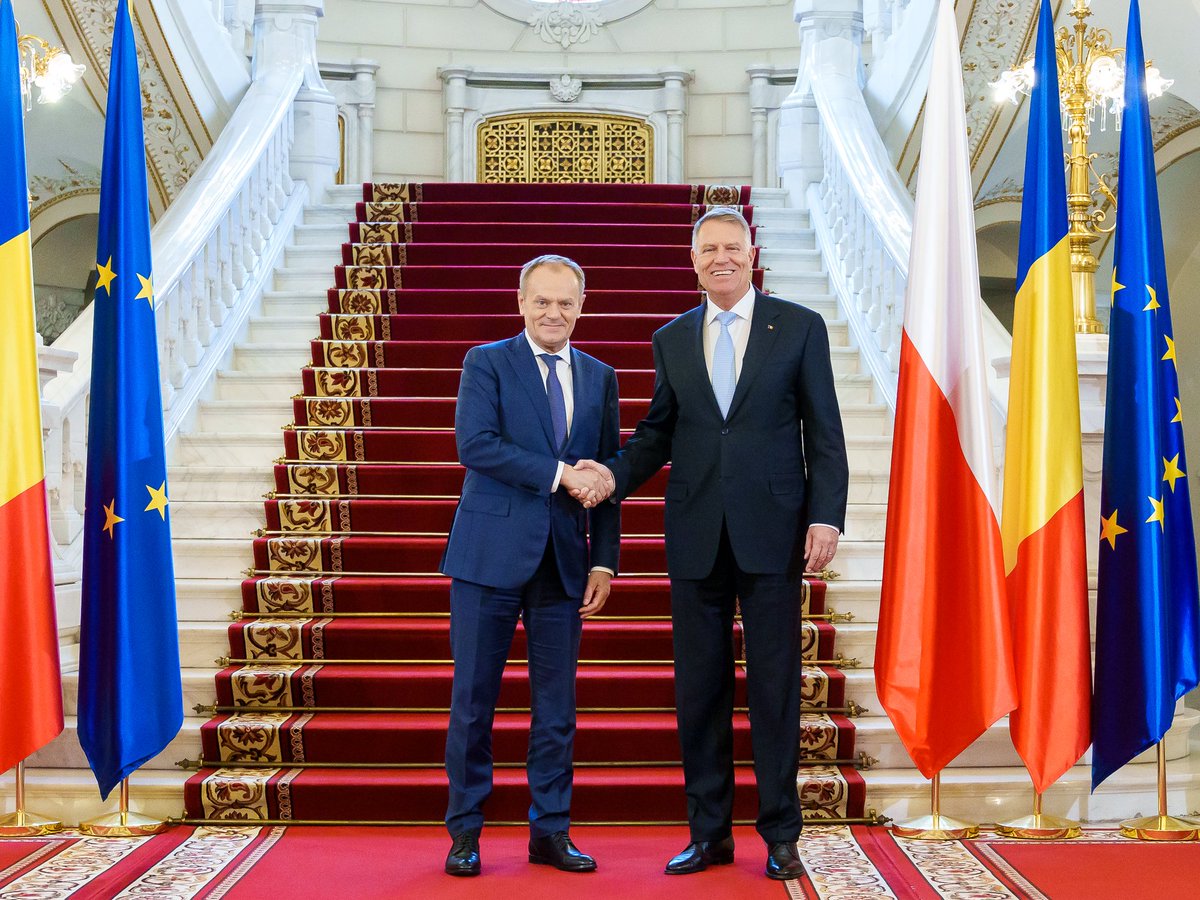 Glad to welcome PM @donaldtusk to Cotroceni. We talked about the excellent 🇷🇴🇵🇱 cooperation, the need to further strengthen the EU🇪🇺 unity and NATO deterrence and defence posture on the #EasternFlank. We will continue our multidimensional support for UA🇺🇦 for as long as it takes.