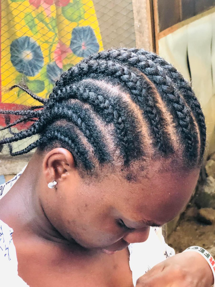 This is the simplest hair and it makes most ladies so beautiful.🥺🤍

I was bored when I weaved this for her.🤩