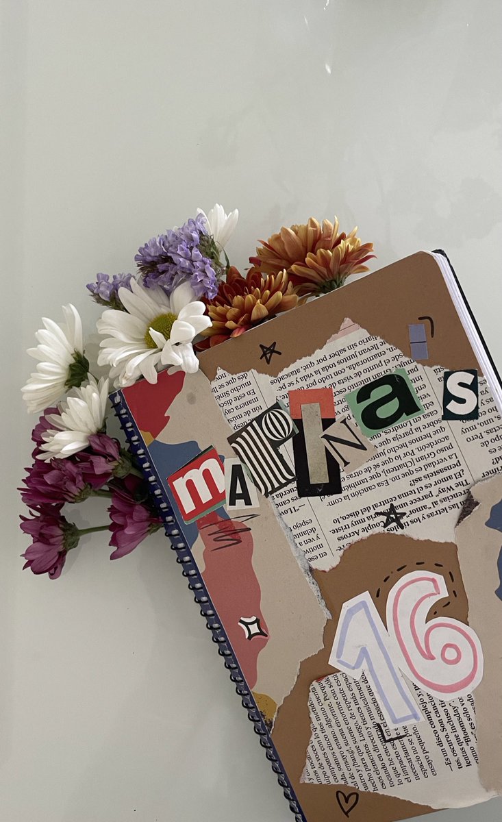 envidia yo? mis amigas me han hecho una libreta llena de recuerdos,fotos y cartas con ellas
