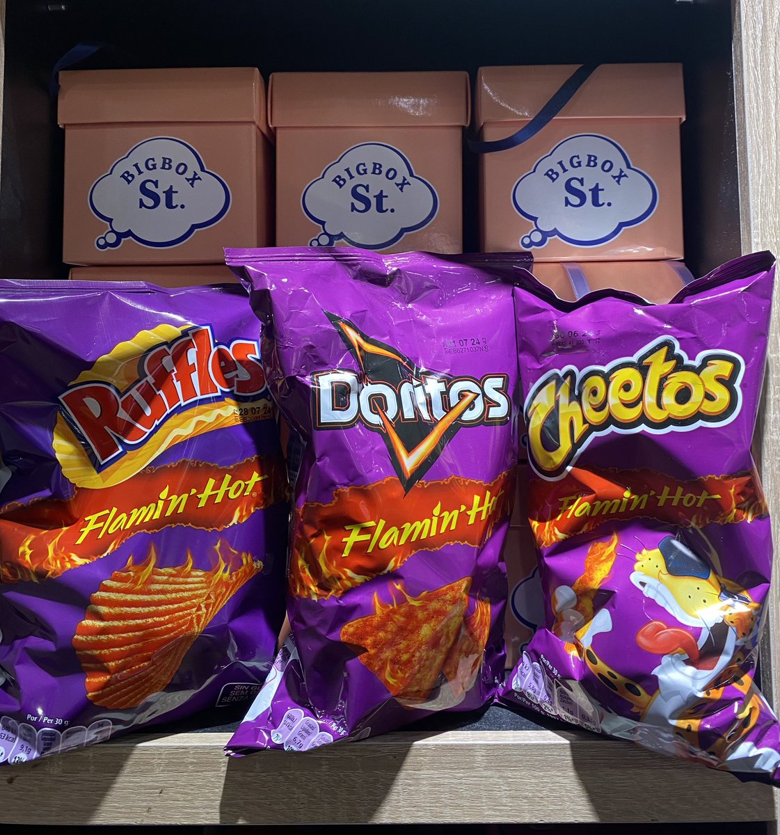 Por fin los reunimos a los tres #flaminhot , los @doritos , @ruffles y @cheetos_es a todo fuego. 

En <a href="/bigboxstreet/">Big Box Street</a> .