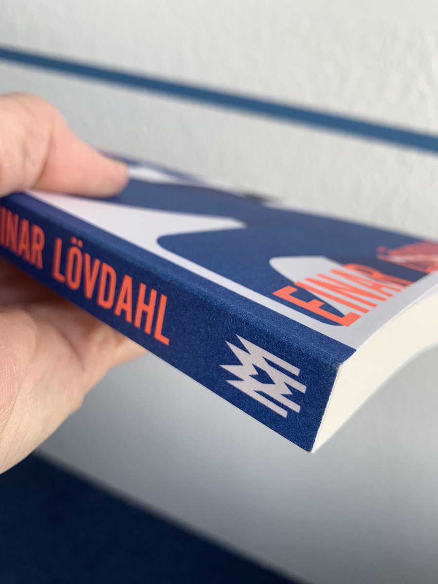 Þessi skáldsaga mætir í búðir í dag. Mikið svakalega þætti mér vænt um að þið kíktuð á hana við tækifæri.