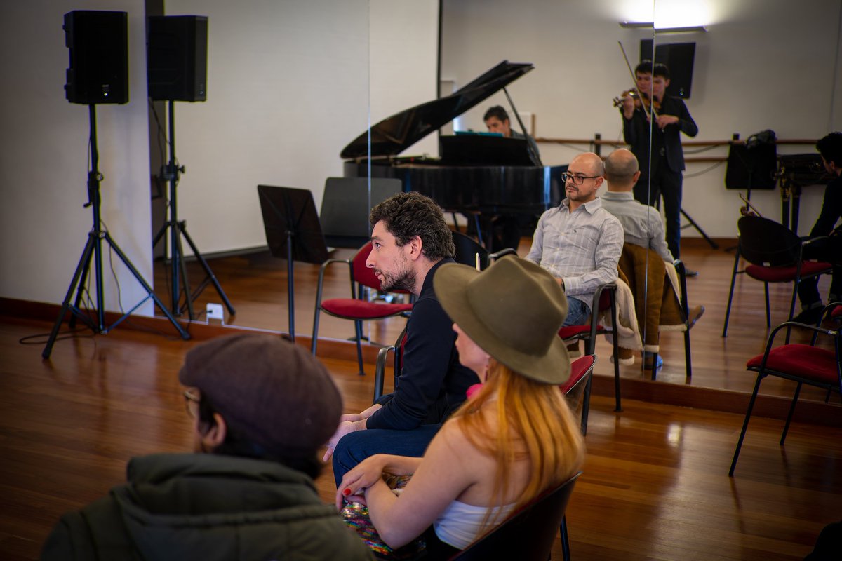 SinfonicaCol's tweet image. #ConTodayConTodos #ExpediciónColombiaMusical #MasterclassViolín #SergeyKhachatryan #SonidosParaLaConstrucciónDePaz #LaOrquestaDeLosColombianos