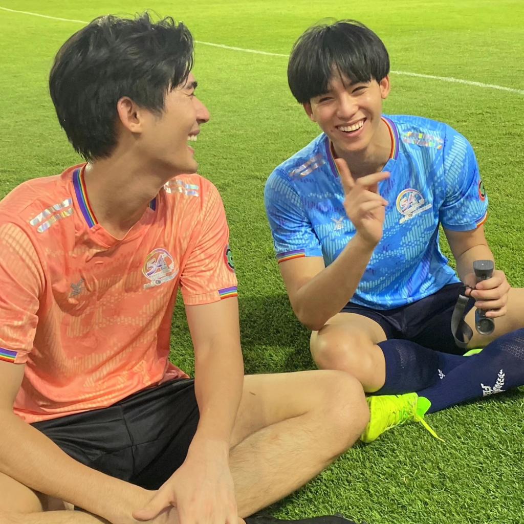 Ch3Plus's tweet photo. เดี๋ยวนะคะเดี๋ยววว มาซ้อมบอลไม่ใช่หรอคะ อาการแบบนี้ ยิ้มแบบนี้ แน่ใจหรอคะว่าอยู่คนละสี 🤭 #ซ้อมฟุตบอลDay2 🍑🩵 #JuniorFluke #จูเนียร์กาจบัณฑิต #ฟลุ๊คจ์พงศภัทร์

#ฟุตบอลช่อง3 #ครบรอบ54ปีช่อง3
 #54ปี3Miracles #มากกว่าทีวีที่3Plus https://t.co/yOkTT5zhmQ