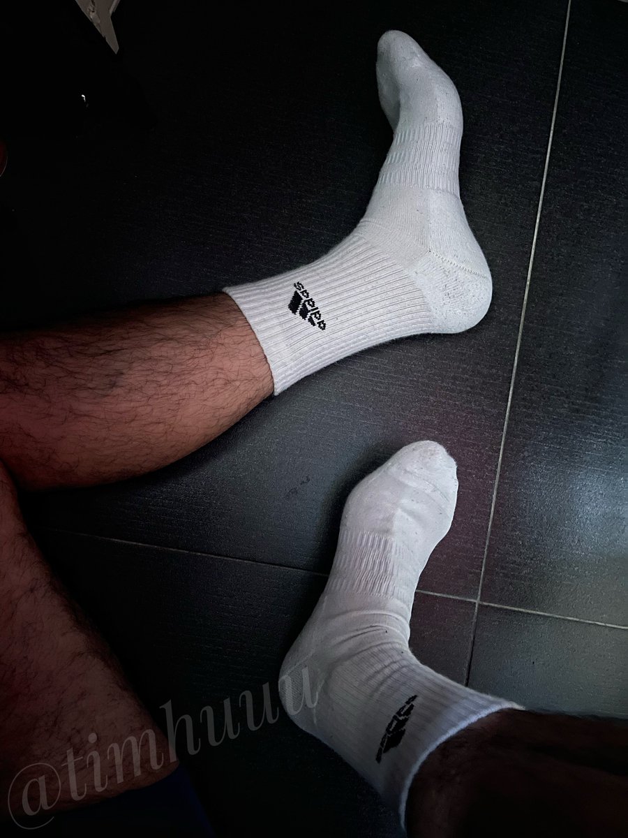 懶人更新惹😂

#hairyfeet #whitesocks #socks #白襪 #白襪控 #whitesocksfetish #白袜 #nike #nikesocks
