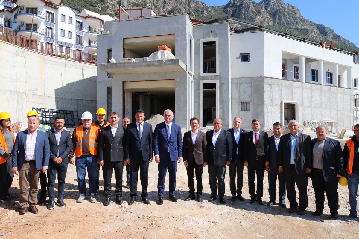Kültür ve Turizm Bakanlığımızın destekleriyle yapım çalışmaları devam eden Kaş Kültür Merkezi inşaatımızı ziyaret ettik.
Kaş’ımıza nice eserler kazandırmak için gece gündüz çalışmaya devam edeceğiz.

#GerçekBelediyecilikİleÇalışmayaDevam