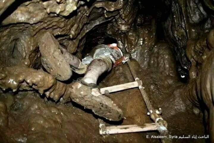 baselhamdan84's tweet image. بعد عمليات بحث استمرت لعدة أيام  العثور على الشاب المفقود في مغارة الدلبة قيس الزرزور متوفياً في نهاية السرداب الطويل والضيق ضمن المغارة وعلى عمق 300 متر تحت المغارة.

لروحه الرحمة والسلام ولذويه الصبر والسلوان.