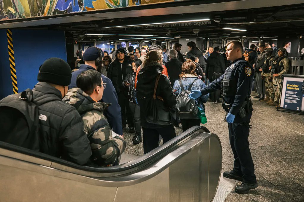 🧵 ON NYC SUBWAY BAG CHECKS I'm from a family of lifelong New Yorkers. I went to NYU in the 80s and have spent more than 35 years in Manhattan since then. And let me say this: National Guard bag checks have NOTHING to do with subway safety. This is about conditioning the…