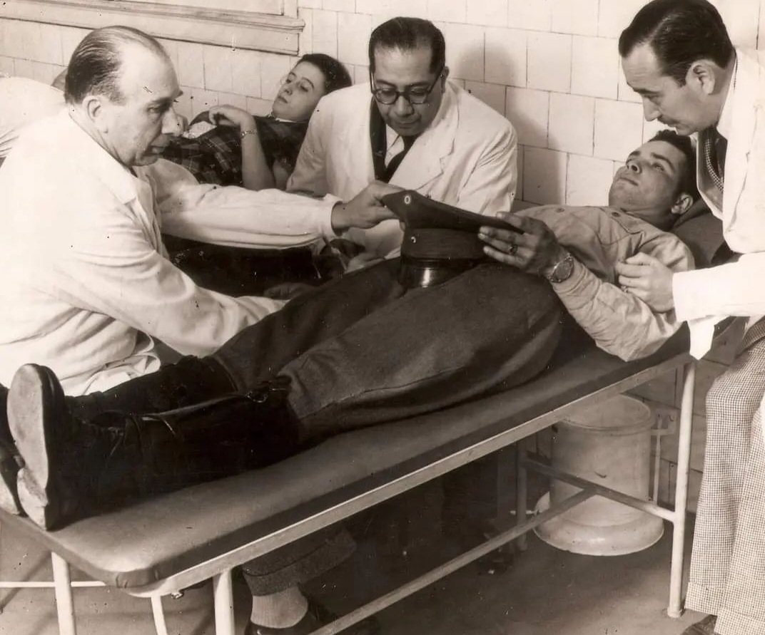 TABPrensa's tweet photo. 7 de marzo de 1906. Nace en Santiago del Estero, Ramón Carrillo neurocirujano, sanitarista y escritor. Bajo el primer gobierno del General Perón (1946-1955) fue el mentor de un cambio revolucionario a favor de la población en cuestiones sanitarias.
#RamonCarrillo https://t.co/P4ZZ1EMntD